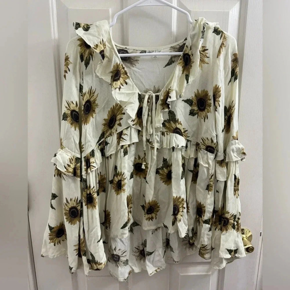 Taylor & Sage Tops - Taylor & Sage Sunflower Boho flowy ruffled top